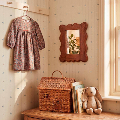 Tapet indigo cu model floral discret pe perete.