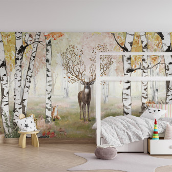 Tapet cu o pădure de mesteceni în culori calde de toamnă, cu un cerb cu coarne impresionante, un vulpe și alte elemente specifice pădurii.