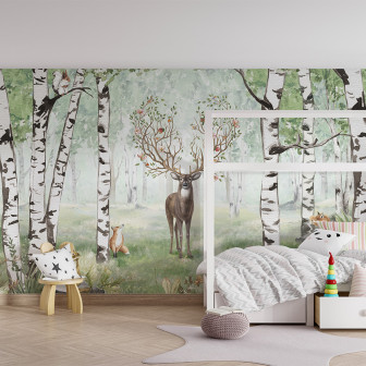 Tapet cu un design unic, ce prezintă o pădure de mesteacăn înflorită cu un cerb cu coarne magnifice. Printre copaci se află o vulpe, un arici și o veveriță.