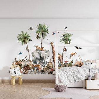 Tapet cu animale sălbatice tropicale, palmieri și păsări, perfect pentru camera copilului.
