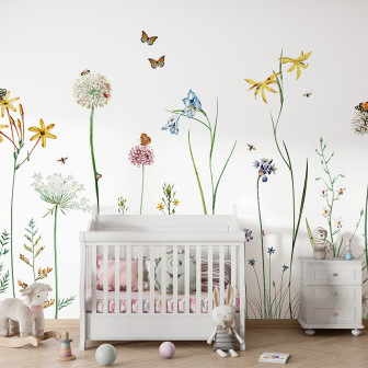 Tapet floral cu fluturi în camera unui copil