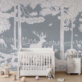 Tapetul personalizat Monochrome Forest - Blue prezintă o pădure în nuanțe de alb și albastru, cu detalii delicate ale copacilor, animalelor și plantelor.
