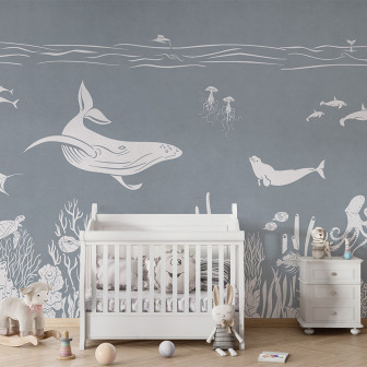 Tapet cu design marin monocrom, cu balena, delfini, corali și alge marine, pe un fundal albastru deschis