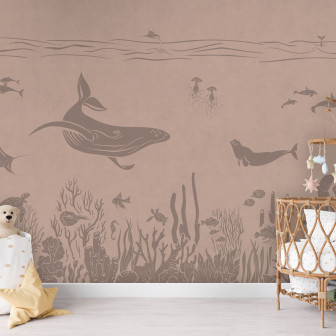 Tapet Monochrome Sea - Pink Vintage, cu o balenă, corali și creaturi marine, într-o schemă de culori roz vintage.