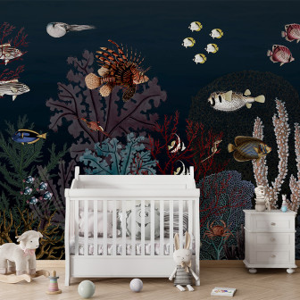 Tapet personalizat cu design marin Roaring Reef - Blue, cu pești, corali și alte creaturi marine, pe un fundal albastru închis.