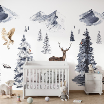 Tapet personalizat Winter Wonderland cu o padure fermecatoare de iarna, cu brazi, animale adorabile si munti inzapeziti.