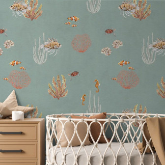 Tapet cu corali, pești și alte creaturi marine pe un fundal albastru