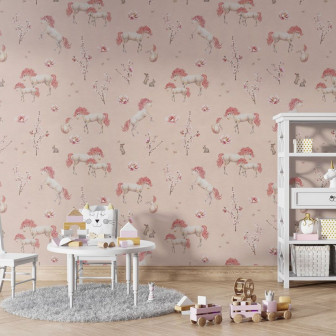 Tapet cu unicorni roz și flori delicate într-o cameră de copii