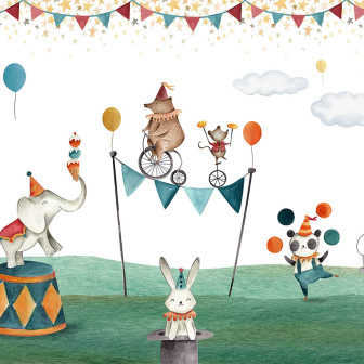 Tapet cu animale de circ, inclusiv elefant, urs, iepure, panda si o pisica, intr-un decor de circ cu cort si steaguri.