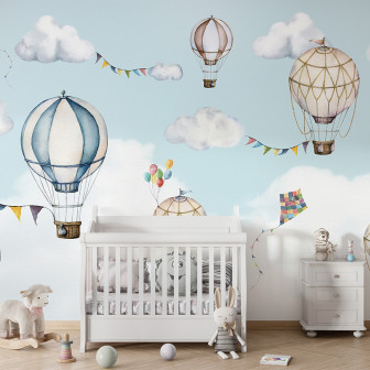 Tapet cu baloane cu aer cald, nori pufoși și zmee colorate pentru camera copilului