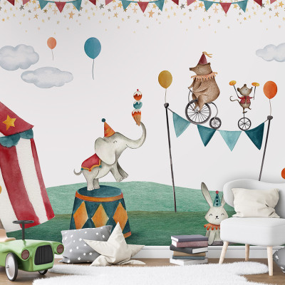 Tapet cu animale de circ, inclusiv elefant, urs, iepure, panda si o pisica, intr-un decor de circ cu cort si steaguri.
