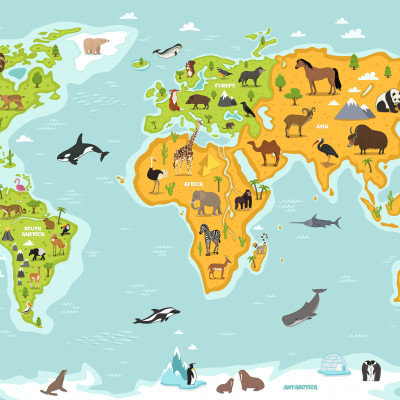 Fototapet Harta Lumii cu animale sălbatice, pe un perete albastru deschis în camera unui copil. Include continente, oceane și diverse specii de animale specifice fiecărei regiuni. Un pat mic și o masă cu scaune completează decorul, sugerând un spațiu de j